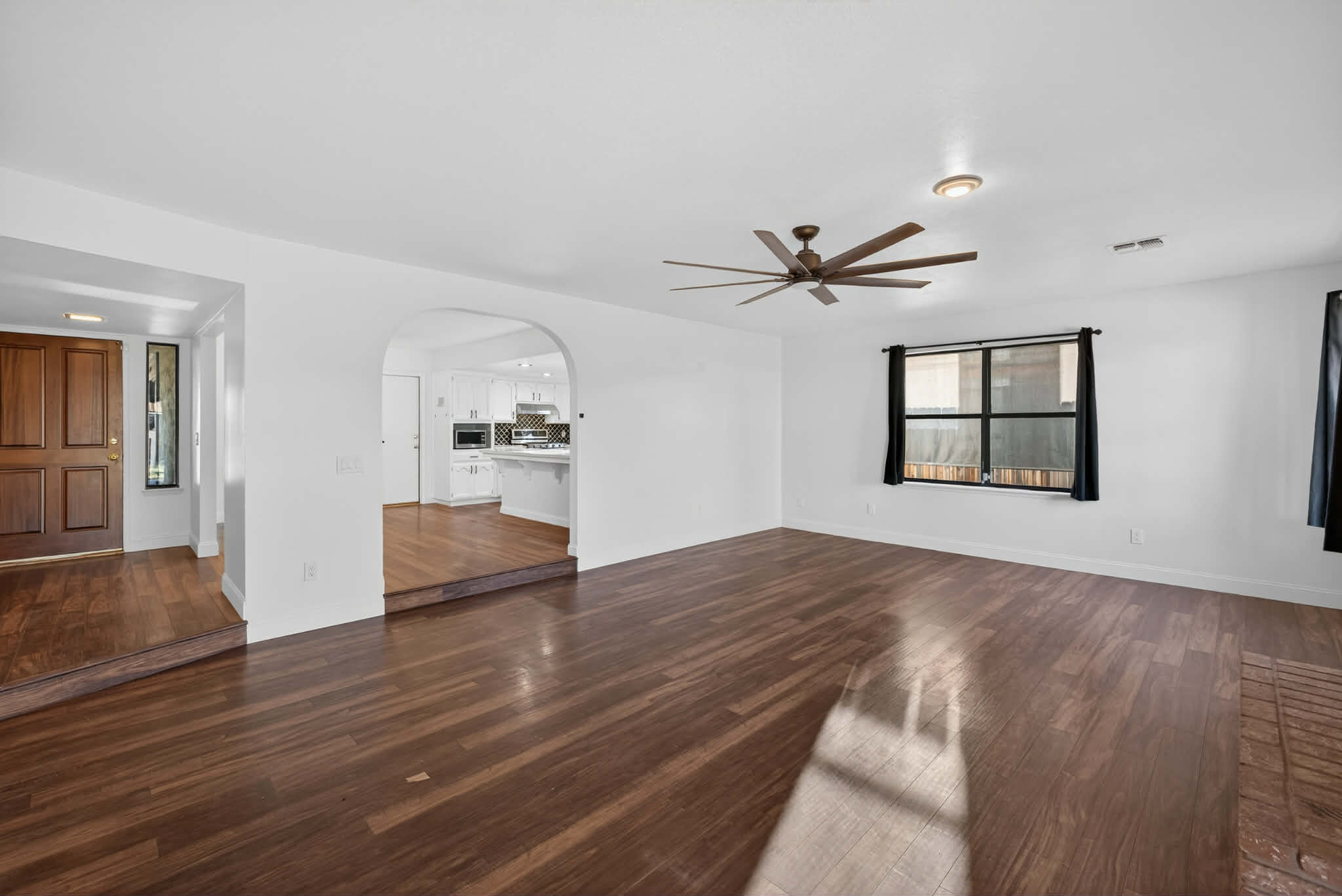 Clean verticals - Real estate kitchen